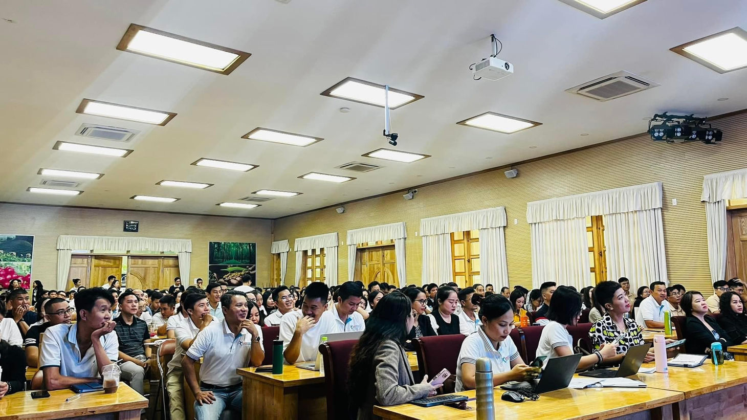 Học viên trong lớp học sử dụng công cụ điểm danh SePay