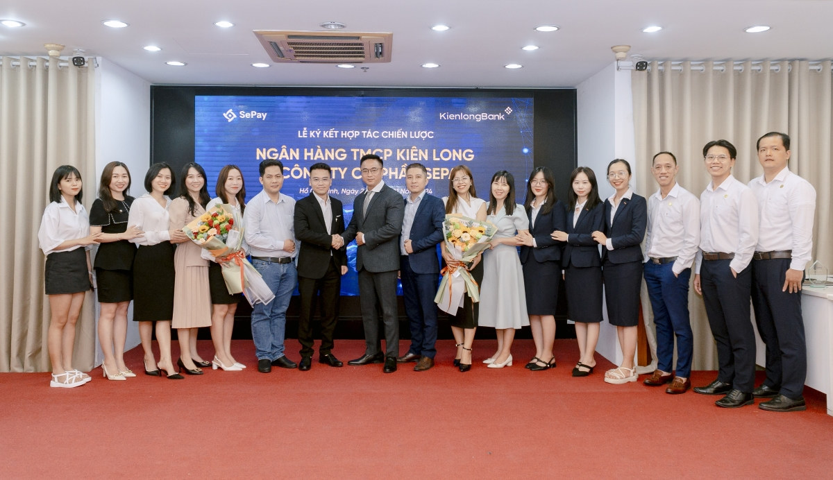 Đội ngũ KienlongBank và SePay chụp ảnh tại lễ ký kết