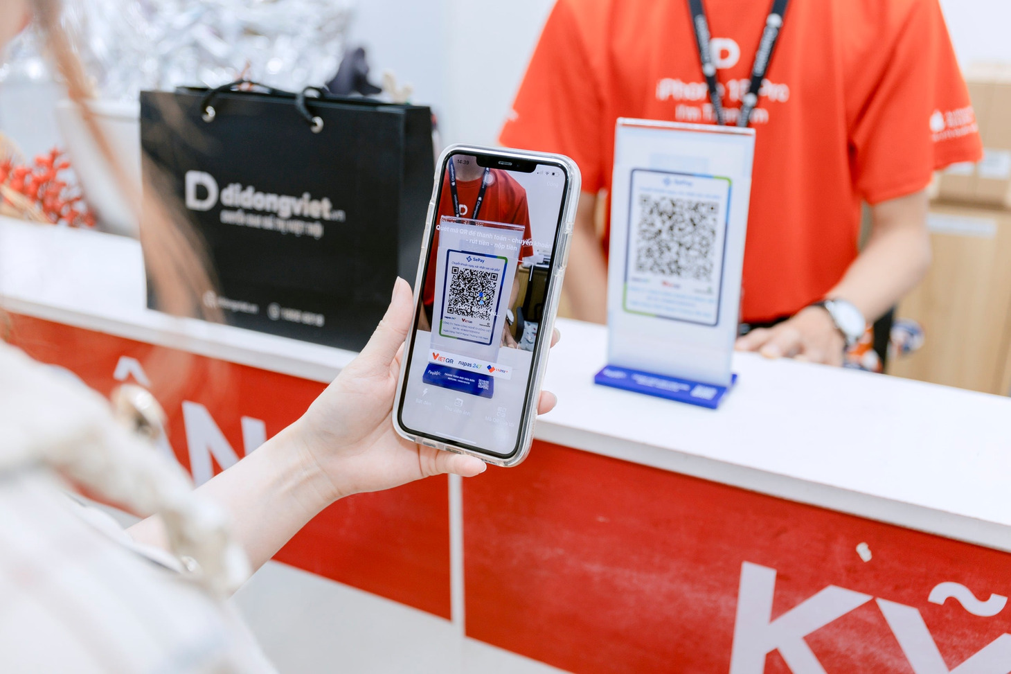 Khách quét mã QR thanh toán tại điểm bán bằng tài khoản ngân hàng ảo