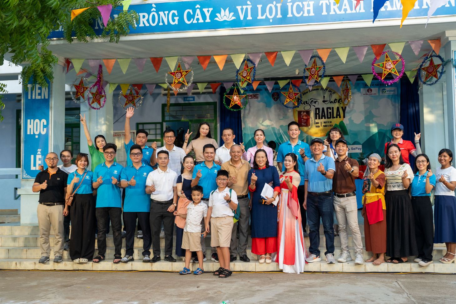 Đoàn Caravan VPBC 2024 chụp ảnh tại điểm trường
