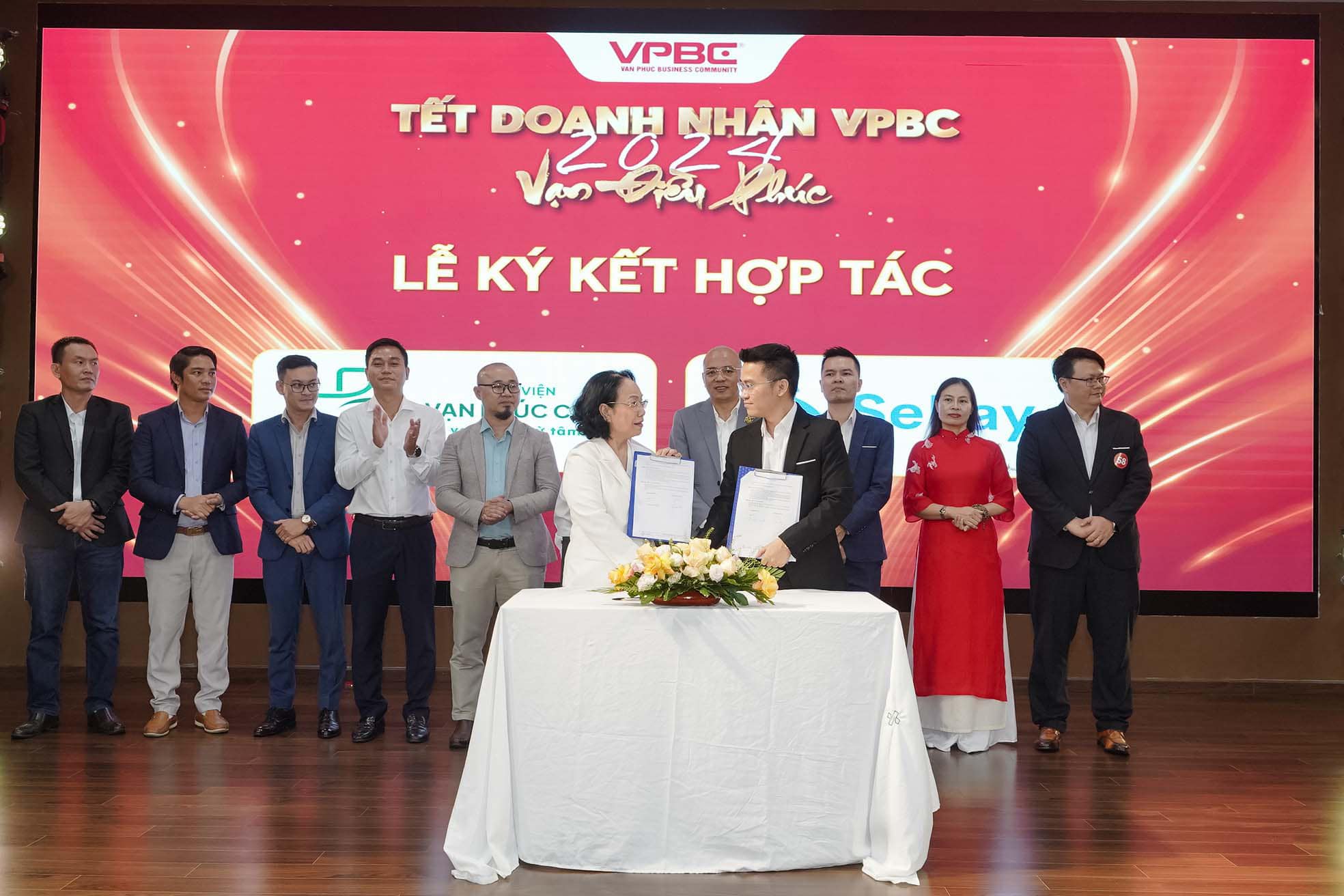 Đại diện 2 bên bắt tay tại lễ ký kết hợp tác Tết Doanh nhân VPBC