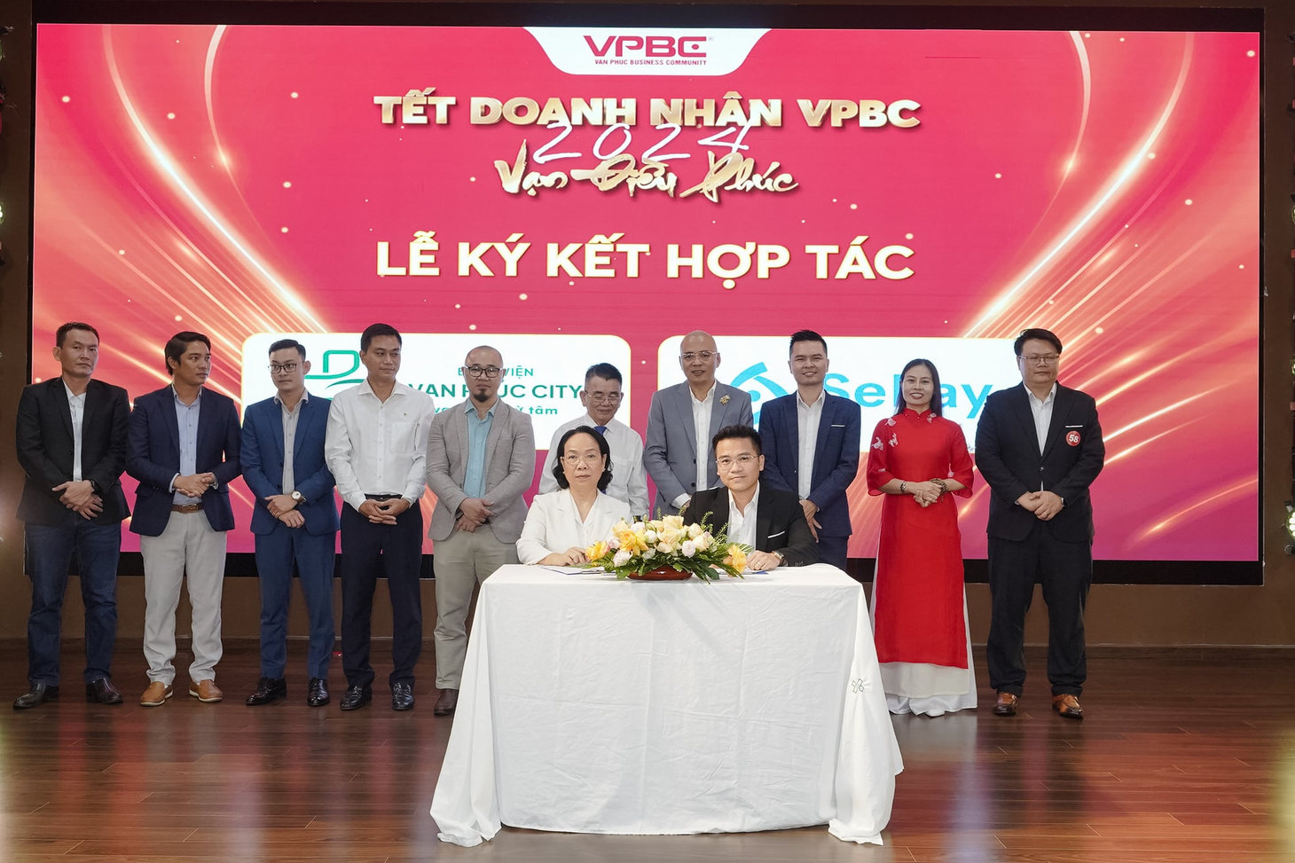 Sân khấu lễ ký kết hợp tác Tết Doanh nhân VPBC