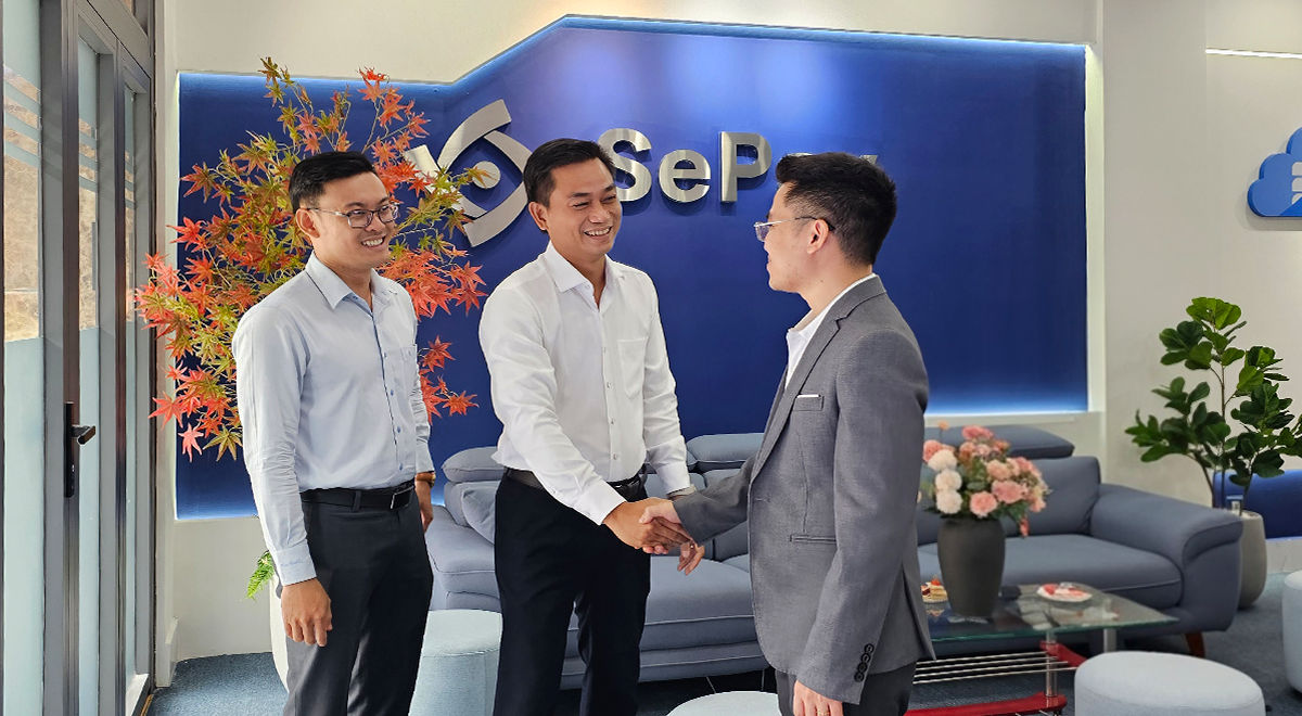 Đại diện SePay tiếp khách mời đến chúc mừng khai trương văn phòng mới