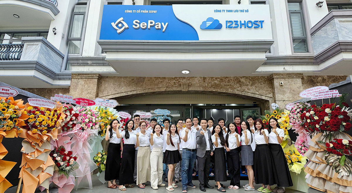 Đội ngũ SePay chụp ảnh trước văn phòng mới