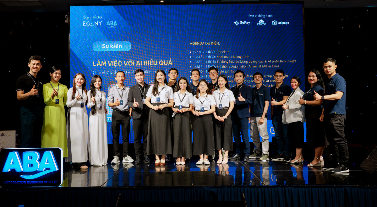 Chụp ảnh tập thể tại sự kiện Làm Việc Với AI Hiệu Quả