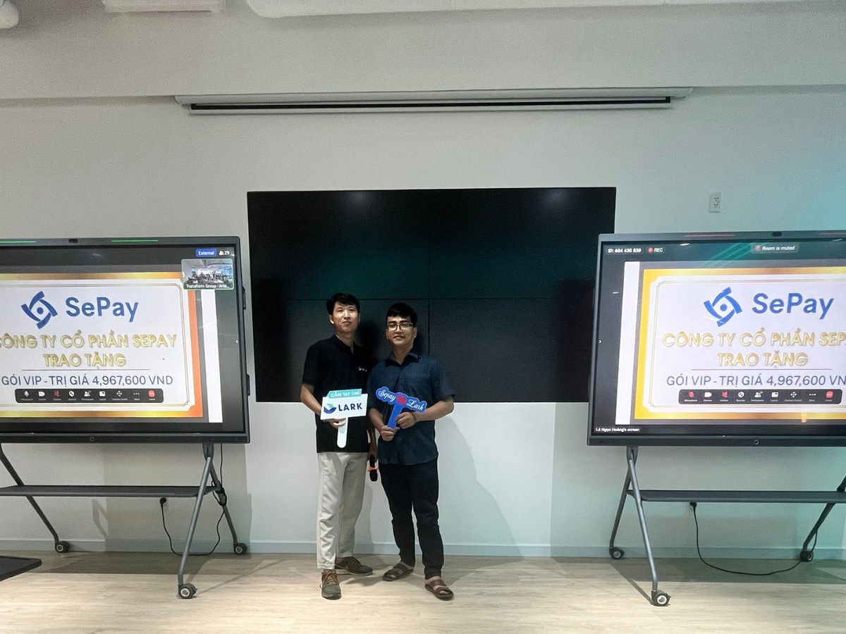 Diễn giả trình bày tại workshop LarkSuite