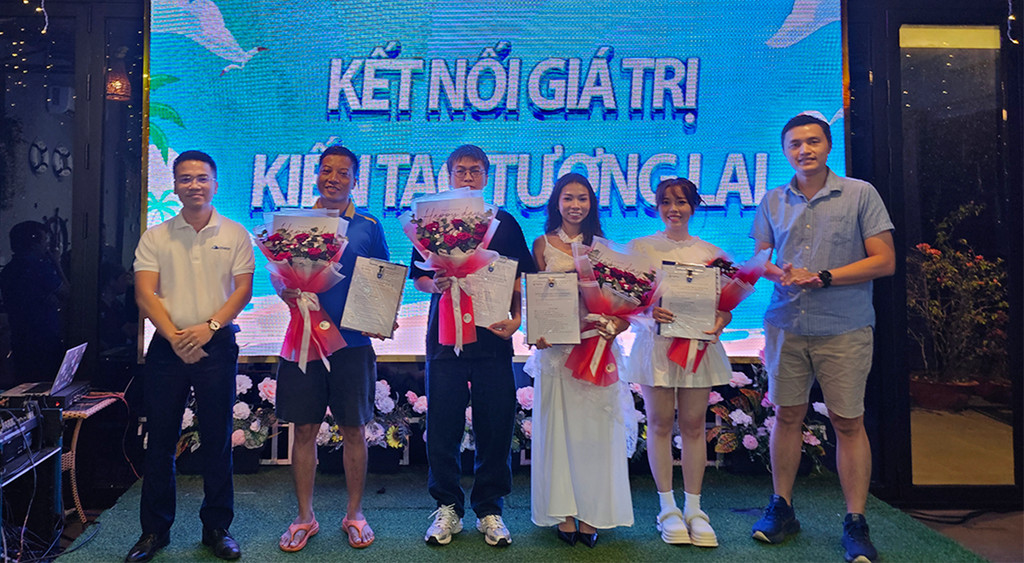 Trao hoa chúc mừng nhân sự được bổ nhiệm tại team building SePay 2025