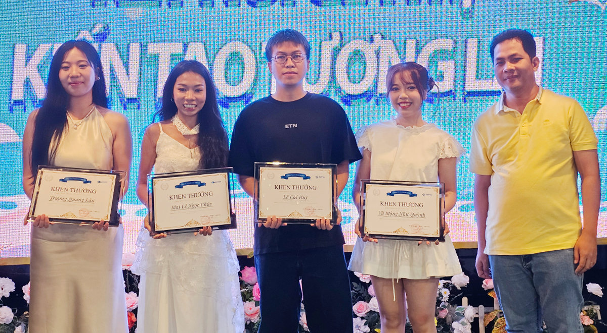 Nhân viên SePay nhận giấy khen thưởng tại team building 2025