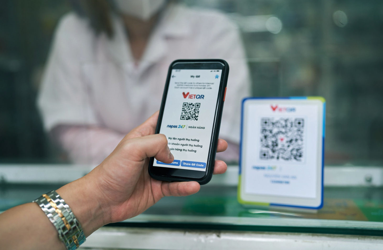 Quét mã VietQR trên điện thoại để chuyển tiền thanh toán