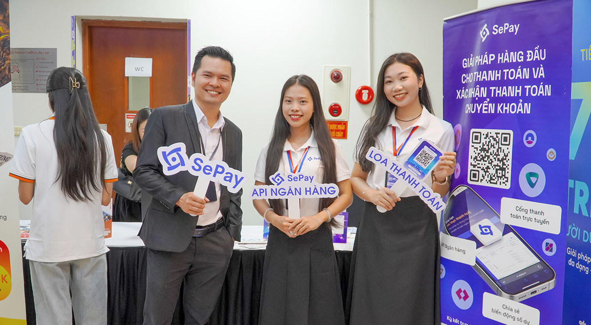 Nhân viên SePay tại gian hàng DSC Day 2025