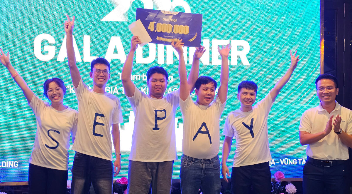 Đội đoạt giải Nhất trò chơi tập thể tại team building SePay 2025