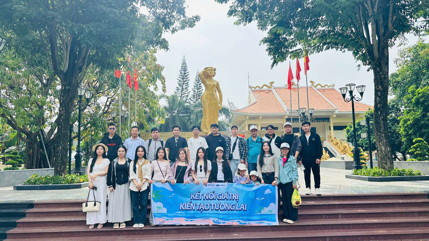 Nhân viên SePay tham quan Tượng đài Anh Hùng Liệt Sĩ Võ Thị Sáu trong chuyến team building 2025