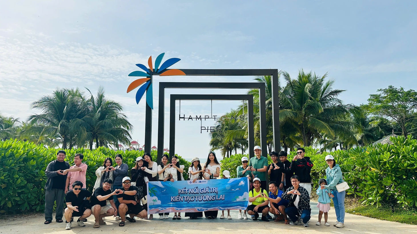 Nhân viên SePay chụp ảnh tại khu nghỉ dưỡng trong chuyến team building 2025