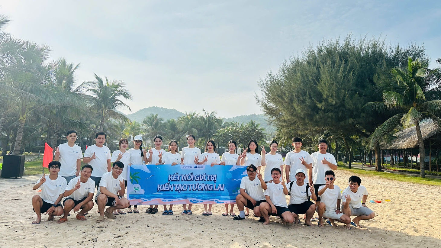 Nhân viên SePay chụp ảnh tại khu nghỉ dưỡng trong chuyến team building 2025
