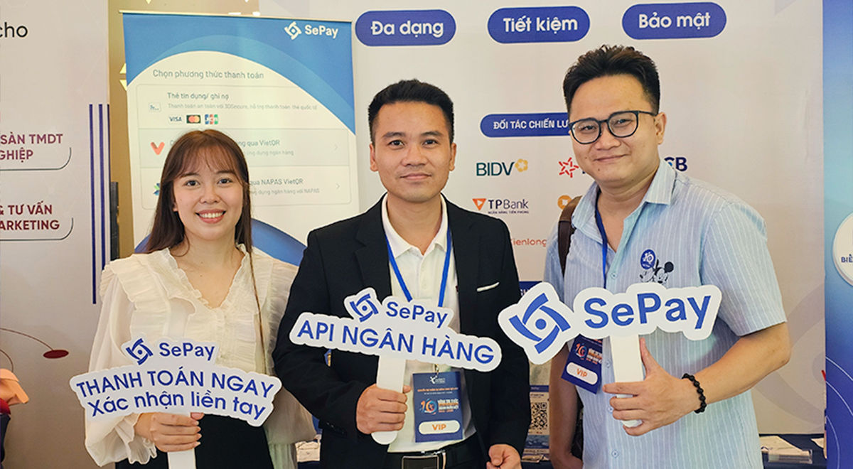 Khách tham quan nhận quà tại gian hàng SePay