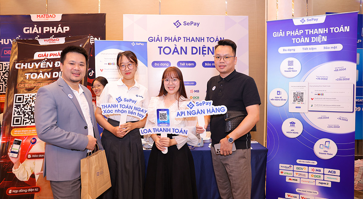 Khách hàng tham quan gian hàng giải pháp thanh toán toàn diện SePay