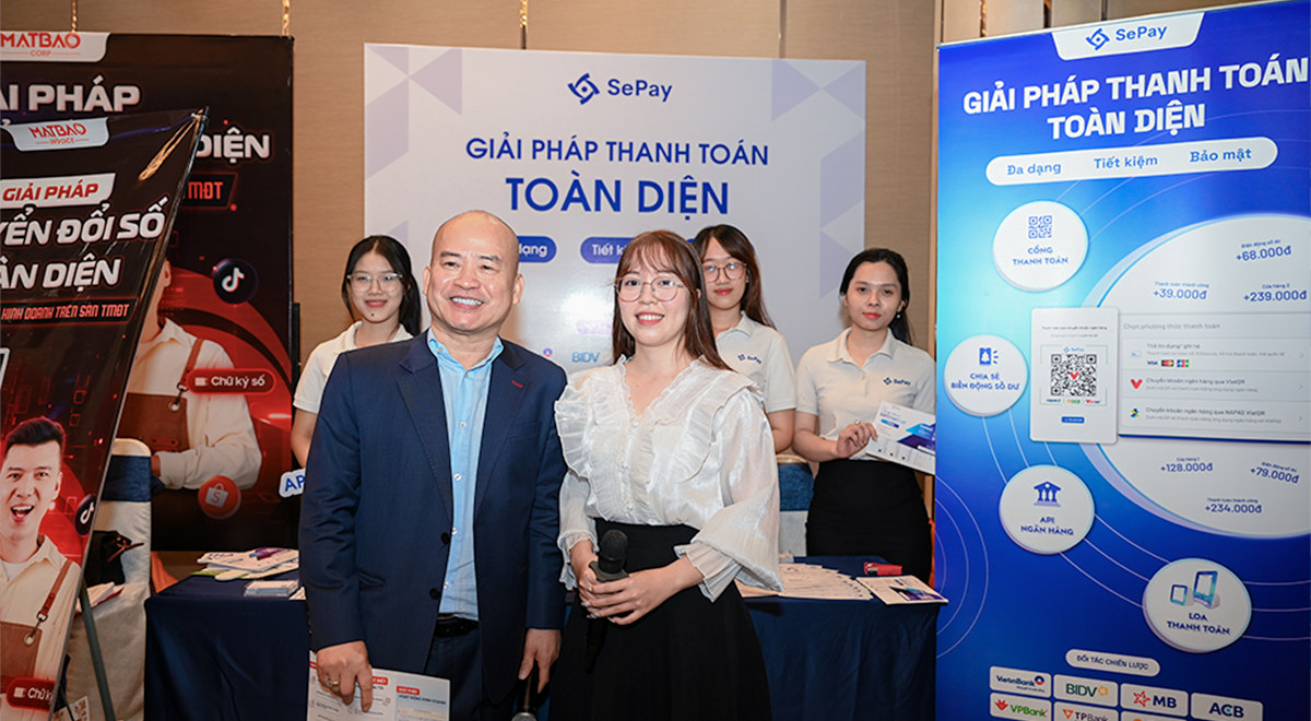 Đại diện SePay giới thiệu giải pháp thanh toán tại gian hàng sự kiện