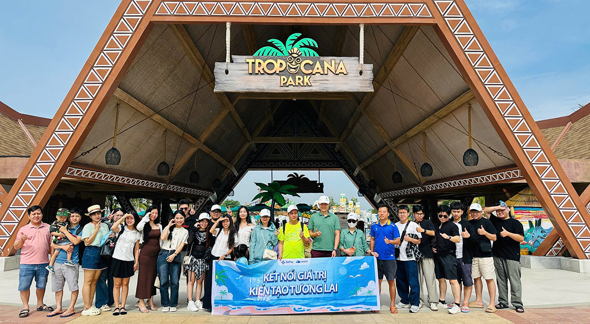 Nhân viên SePay tại cổng Tropicana Park trong chuyến team building 2025