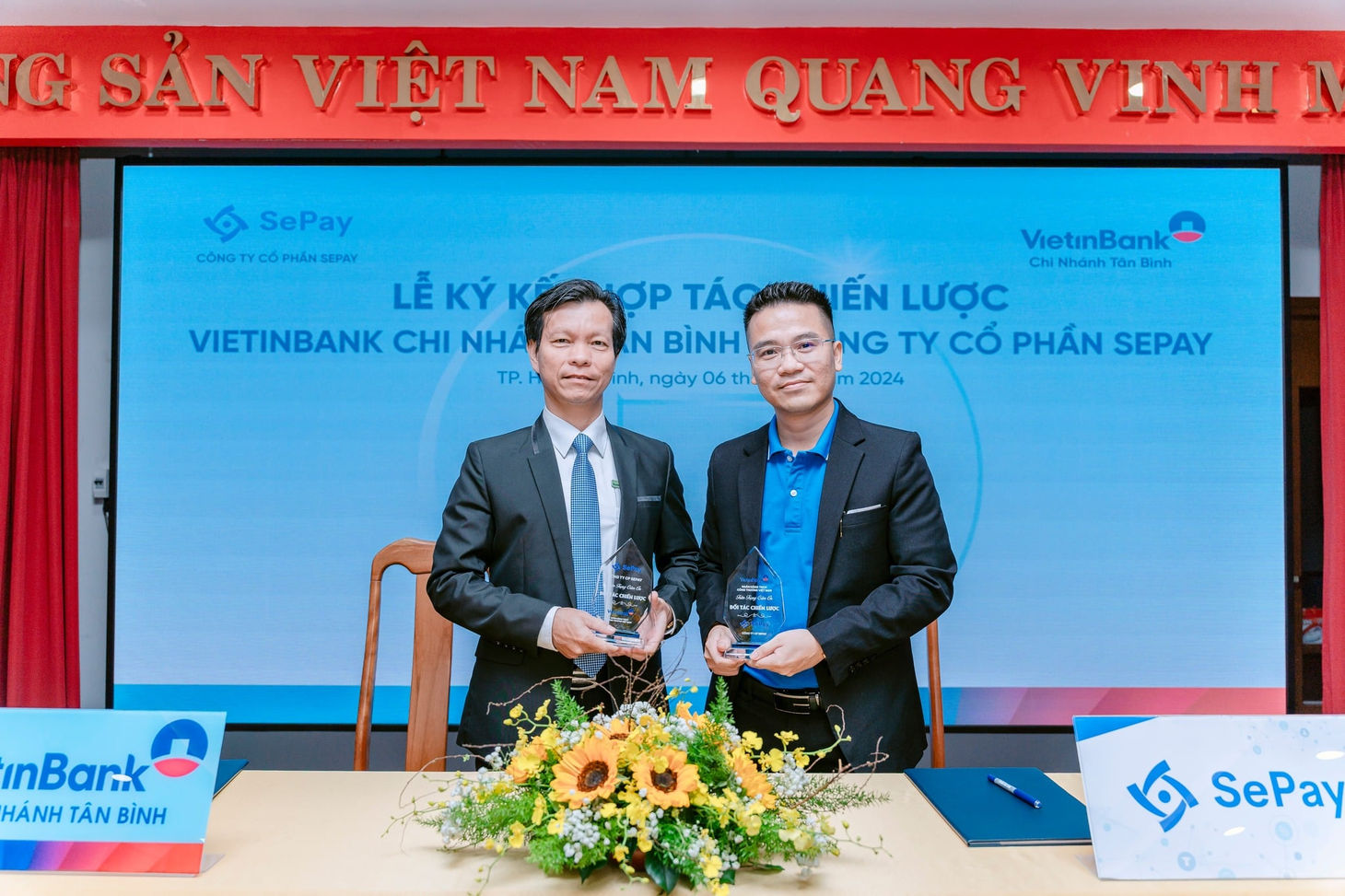 Đại diện VietinBank và SePay trao quà lưu niệm tại lễ ký kết
